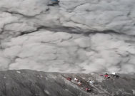 观看:印度尼西亚的杜科诺火山爆发，登山者们争相寻找安全地带