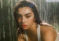 Charli XCX展示了SKIMS系列在手术猜测后的雨天照片